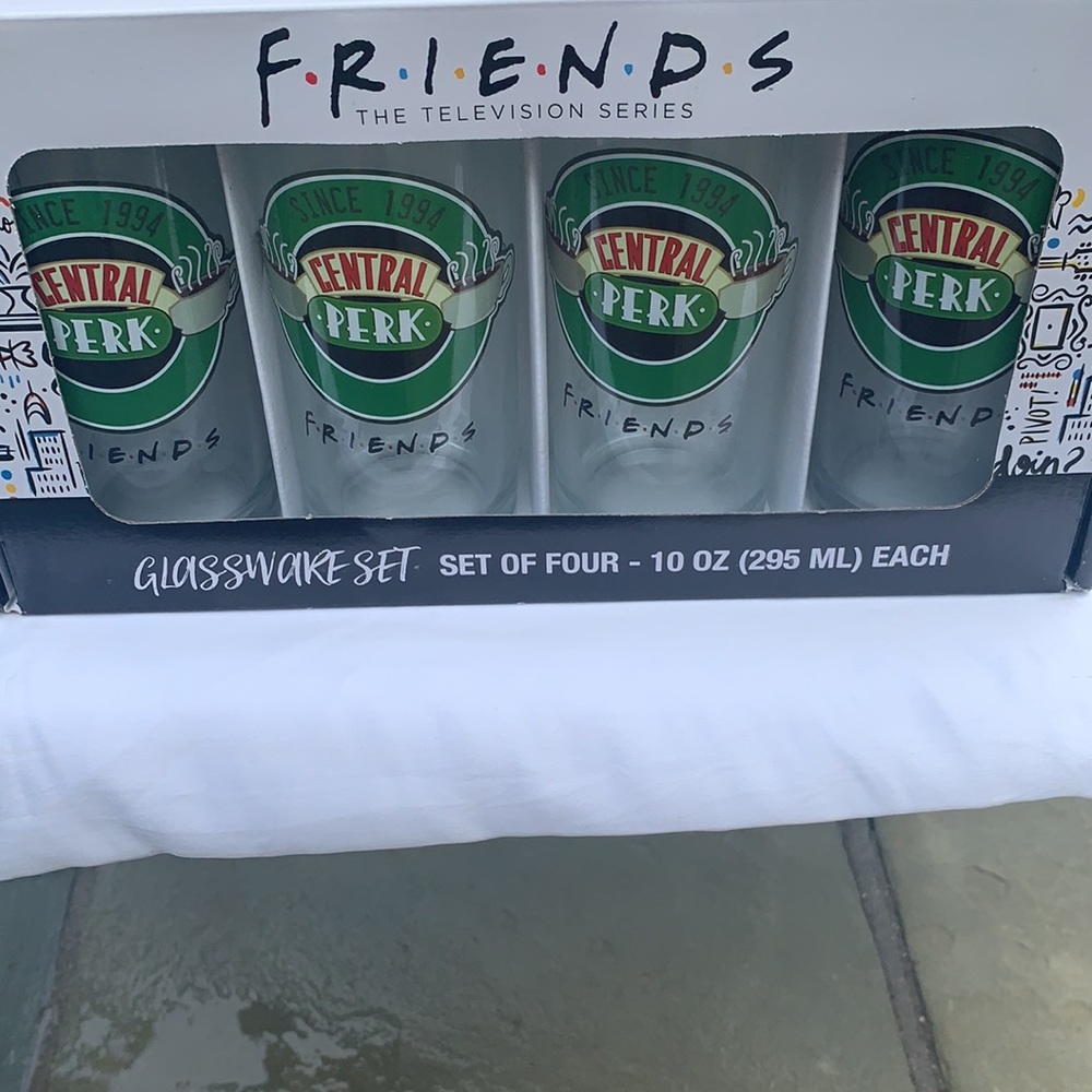 New FRIENDS CENTRAL PERK GLASSWARE (SET SET OF 4) - Picture 3 of 8